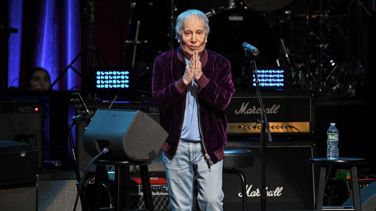 Paul Simon při koncertu v Praze vrátil písničkářce Voňkové kapodastr, který si půjčil v roce 1990